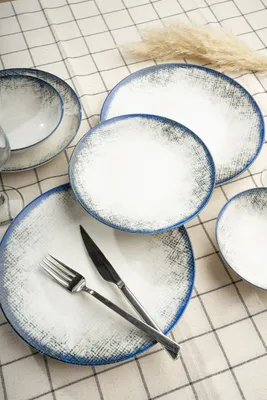 Produktbild von Hermia Concept, Hochwertiges 24-teiliges Dinner Set aus 100% Porzellan | 6 Servierplatten (25 cm), 6 Teller (20 cm), 6 Schalen (15 cm), 6 Dessertteller (20 cm) | Spülmaschinen- und Mikrowellenfest, Elegant und Funktional.
