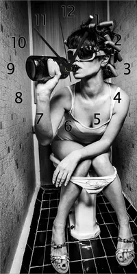 Produktbild von Wallario Design Wanduhr bedruckt, Größe 30 x 60 cm, Motiv: Kloparty - Sexy Frau auf Toilette mit Weinflasche