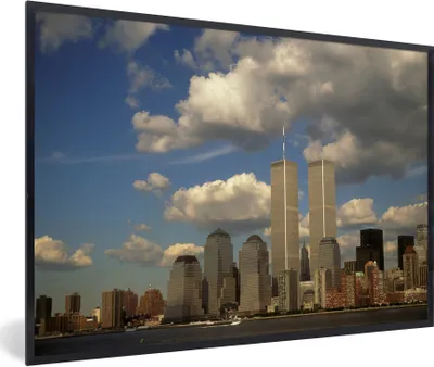 Produktbild von MuchoWow® Gerahmtes Poster Wolken, die das World Trade Center in New York umgeben 30x20 cm - Poster mit Schwarzem Bilderrahmen Wandposter Rahmen Foto Bilder - Kunstdruck - Bild-Poster