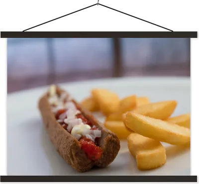 Produktbild von MuchoWow® Textilposter Leckeres Frikandel-Spezial mit Pommes frites 60x45 cm mit schwarzem Rahmen - Poster Schlafzimmer
