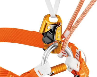 Oranges Verbindungsmittel Dual Caving von Petzl mit silbernem Karabiner und weißen sowie orange-weißen Seilen