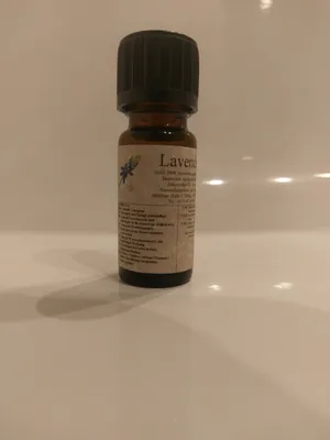 Kleine braune Flasche mit einem schwarzen Verschluss. Auf dem Etikett steht "Lavendel".