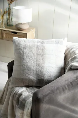 Produktbild von Kissen mit schottischem Karomuster aus Fellimitat