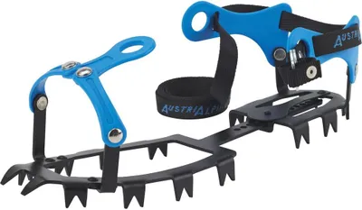 FORST Concept 16 kurze Doppelzacken von Austri Alpin; schwarze Steigeisen mit blauen Halterungen und Riemen.