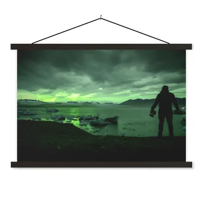 Produktbild von MuchoWow® Textilposter Nordlichter - Natur - Mensch - Island 60x40 cm mit schwarzem Rahmen - Hölzernes