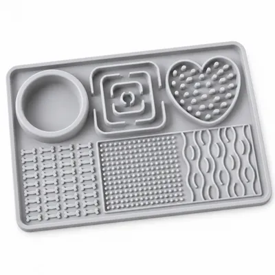 Produktbild von Leckmatte Hund rechteckig 30 × 20 cm mit Napf – 6 Bereiche, Schleckmatte für Hunde & Katzen, spülmaschinengeeignet – Grau