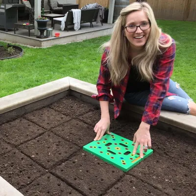 Produktbild von Schablone für Saatquadrate - Wachsen Sie in perfekten Abständen Gemüse an, reduzieren Sie Unkraut, sparen Sie Wasser und maximieren Sie den Ertrag - Gartenarbeit Saatgut und Setzlinge Abstandshalter Werkzeug