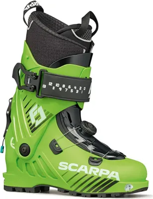 Grüner F1 Junior Skitour Schuh von Scarpa mit verstellbarem Schnallenverschluss und seitlichem Drehknopf.