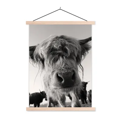 Produktbild von MuchoWow® Textilposter Schottischer Highlander - Schwarz - Weiß - Tiere 60x80 cm mit holzfarbenen Rahmen - Wandbild