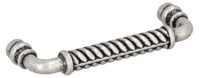 Imagen del producto de Tirador para muebles de zamak. Distancia entre agujeros: 96 mm. Acabado: plata envejecida brillante. Juego de 6 unidades