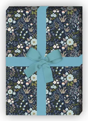 Produktbild von Klassisches Blüten Geschenkpapier mit reichem Blumen Muster auf blau - G7626, 32 x 48cm