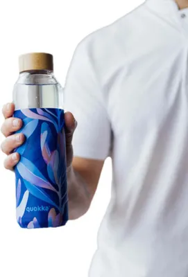 Produktbild von Quokka RUNDE KRISTALLFLASCHE MIT DECKEL DE SILICONE FLOW MIDNIGHT LEAVES 660 ML