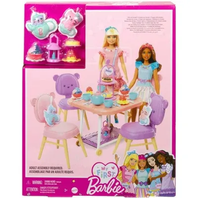 Produktbild von Mattel Barbie HJL66  Traum Kleiderschrank mit einer Puppe im gestreiften Kleid und weißen High Heels zusätzlich über 15 Zubehör