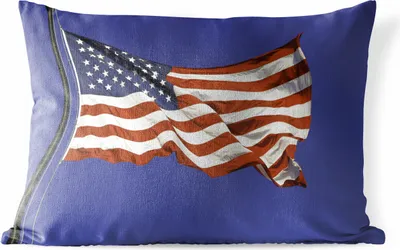 Produktbild von MuchoWow® Outdoor Kissen - Hissende Flagge der Vereinigten Staaten - 50x30 cm - Wetterfest - Lounge Kissen - Sofa kissen - Wohnzimmer Dekoration