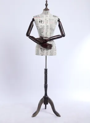 Immagine prodotto di Manichino da sarta B-12-G femmina, parte superiore del corpo rivestita in tessuto a motivi di giornale con coperchio in legno, braccia e dita in legno regolabili a piacere, supporto in legno scuro