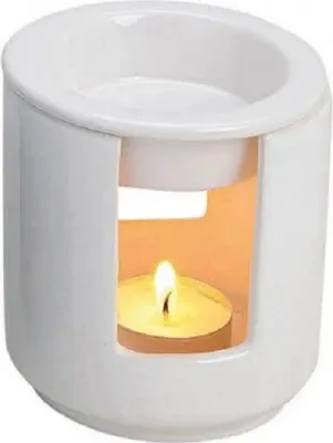 Eine weiße Keramik-Duftlampe mit abnehmbarer Schale, schlichte Form und ein minimalistisches Design.