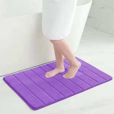 Zdjęcie produktu dla Mata do kąpieli Ibzoa® wykonana z pianki memory, 60 x 90 cm – miękka, chłonna mata do kąpieli z powierzchnią z mikrofibry, antypoślizgowym spodem, kolor fioletowy