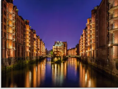 Produktbild von ARTland Glasbild Hamburg Speicherstadt bei Nacht Größe: 80x60 cm