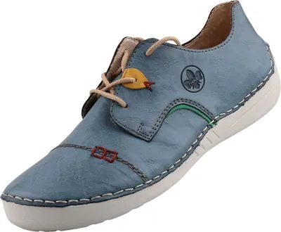 Das Bild zeigt einen flachen blauen Schuh von der Seite. Der Schuh hat eine schlichte Form und eine saubere Verarbeitung.