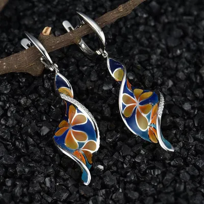 Produktbild von Damen-Huggie-Ohrringe mit Emaille-Strasseinlage, Plumeria-Blume, spiralförmig, baumelnd