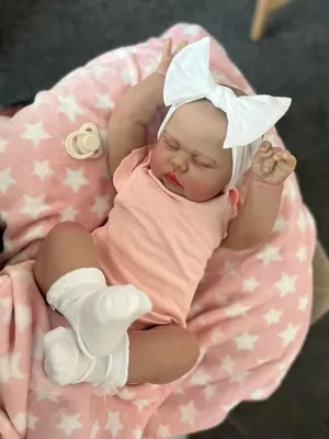 Zdjęcie produktu dla 24 cale (60 cm) bawełniane ciało, malowane włosy, zamknięte oczy, wystające rzęsy, różowy body z falbaniastymi rękawami + białe skarpetki + biała opaska do włosów z kokardką, realistyczna lalka.