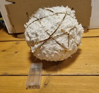 Productafbeelding van Kerstbal met 20 leds warm-wit sneeuw glittergoud