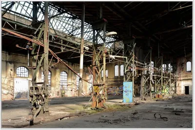 Produktbild von Wallario Wandbild Verlassene Industriehalle - Alte Fabrik, Größe: 61 x 91,50 cm, Poster mit weißem Aluminiumrahmen