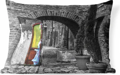 Produktbild von MuchoWow® Outdoor Kissen - Schwarz-Weiß-Foto mit einem gelben Fenster in Italien - 60x40 cm - Wetterfest - Lounge Kissen - Zierkissen - Kissen für Innenräume