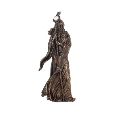 Diese Skulptur stellt einen weisen, bärtigen Zauberer dar, der in eine fließende Robe gekleidet ist.
