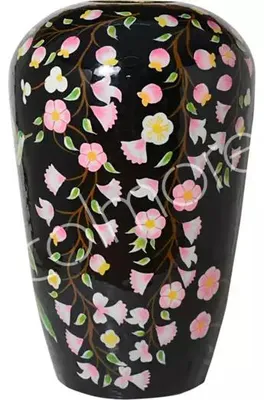 Productafbeelding van Handgeschilderde vaas met bloemmotief, zwart emaille. Afmetingen: 44x44x69