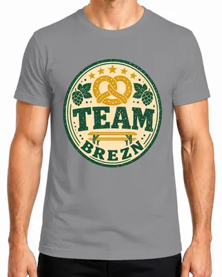 Imagen del producto de Camiseta del equipo Brezn para la , con motivos bávaros. Camiseta de hombre, color gris, talla XL. Incluye detalles como "Brezel" (pretzel) y "Trachtenshirt" (camisa tradicional bávara) y "Lederhose" (pantalones de cuero)