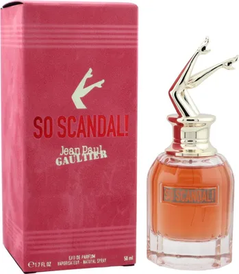 Flakon des Parfums So Scandal! von Jean Paul Gaultier neben pinkfarbener, samtiger Verpackung mit goldenen Details.