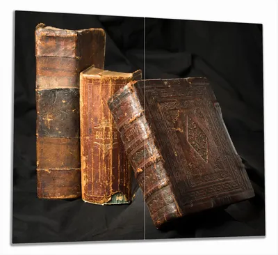 Produktbild von Wallario Herdabdeckplatte aus Glas, Größe 60 x 52 cm 2-teilig, Motiv Alte Bücher mit abgenutztem Einband