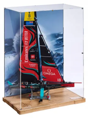 Produktbild von Blacked Brick WOOD Vitrine mit bedruckter Rückwand für LEGO® 42174 Technic – AC75 Rennjacht