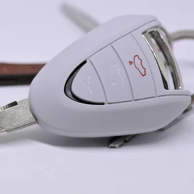 Produktbild von Auto Schlüssel Hülle Silikon Schutz Cover Grau kompatibel mit Porsche 911 997 987 Boxster Cayman Funkschlüssel 3 Tasten Funk Fernbedienung