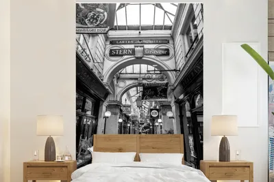 Produktbild von MuchoWow® Fototapete für Wohnzimmer oder Schlafzimmer Wandtapete Vinyl Motivtapete Enge Gänge in einem Einkaufszentrum in Paris - schwarz und weiß - 145x220 cm - Wanddekoration