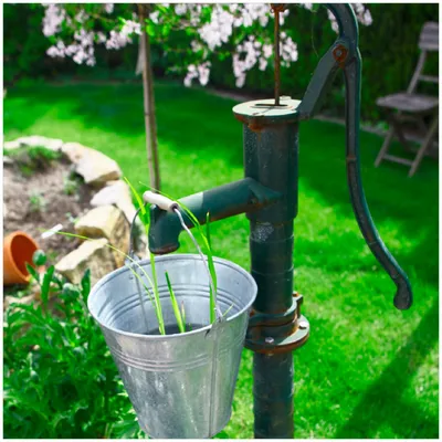 Produktbild von Wallario Premium Glasbild, freischwebende Optik, kräftige Farben, Größe 30 x 30 cm Motiv Wasserquelle im Garten