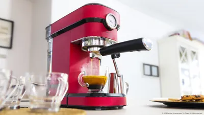 Productafbeelding van Handmatige espressomachine Cecotec Cafelizzia 790 Shiny Pro, 1,2 liter, 20 bar, 1350W, rood