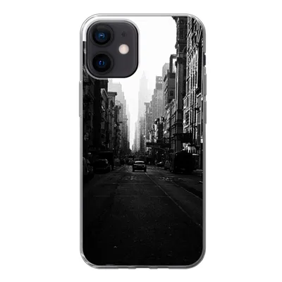 Produktbild von MuchoWow® Handyhülle Schutzhülle Hülle für iPhone 12 Autofahrt durch eine ruhige Straße in New York in schwarz-weiß Silikon Softcase Handy Hülle - Schutzhülle