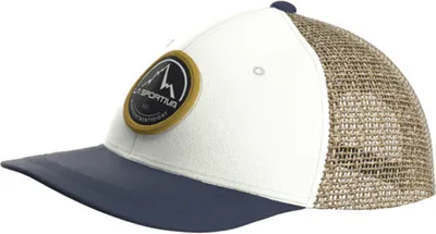 Belayer Cap von La Sportiva; weiße Vorderseite mit braunem Netzmaterial hinten und blauer Schirm.