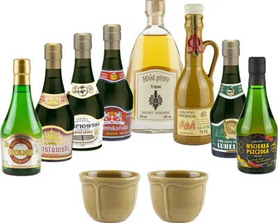 Produktbild von Setz von 8 Mets mit kleinen Keramikbechern (Honigwein Półtorak-Eineinhalber/ 3x Dwójniak-Halber / 4x Trójniak-Drittel) |1950ml | 13-16% Alkohol Metwein | Polnische Produktion