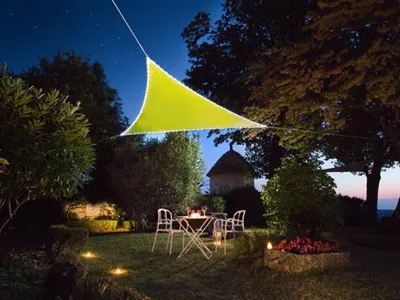 Produktbild von Perel Dreieckiges Sonnensegel mit 107 LEDs, wasserabweisendes Polyester, UV-Schutz 95%, 3.6 x 3.6 x