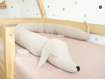 Produktbild von Leinen-Tierchen-Bettumrandung für das Kinderbett DACKEL Hellgrau
