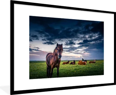 Produktbild von MuchoWow® Gerahmtes Poster Pferde - Wolken - Gras 90x60 cm - Poster mit Schwarzem Bilderrahmen Wandposter Rahmen Foto Bilder - Wanddekoration - Fotos