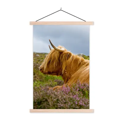 Produktbild von MuchoWow® Textilposter Scottish Highlander - Blumen - Gras 60x90 cm mit holzfarbenen Rahmen - Textil