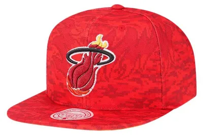 Zdjęcie produktu dla Czapka typu snapback w cyfrowym kamuflażu, idealna dla miłośników stylu vintage