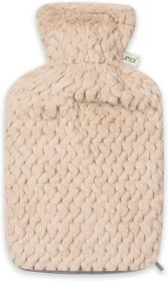 Produktbild von Famanu Wärmflasche 2 Liter aus Naturkautschuk mit Kunstfellbezug - Schmerzlinderung und Muskelentspannung