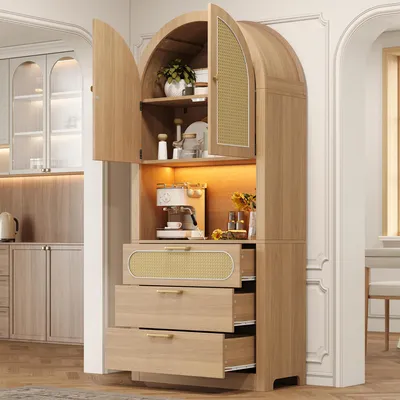 Produktbild von STILVORA Vitrine mit gewölbtem Design und verstellbarer LED, Aufbewahrungsschrank mit Rattantüren und 3 Schubladen, Hochschrank mit 1 Displayfach und 2 Ablagefächern Hell-Eiche