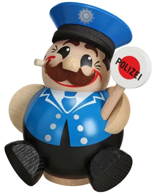 Ein kugelförmiger Räucherfigur aus Holz stellt einen Polizisten in blauer Uniform dar der eine Polizeikelle in der Hand hält und fröhlich lächelt während er eine Pfeife im Mund hat