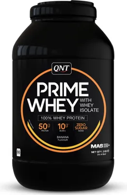 Produktbild von QNT Prime Whey, Pulver, Molkenprotein isoliert, Banane, L-Isoleucin, L-Leucin, L-Valin, Proteins [whey protein concentrate and whey protein isolate (contains milk, emulsifiers:..., Mix daily 2 full scoops of 30 g in 500 ml of water or skimmed milk mornings, evenings or after...